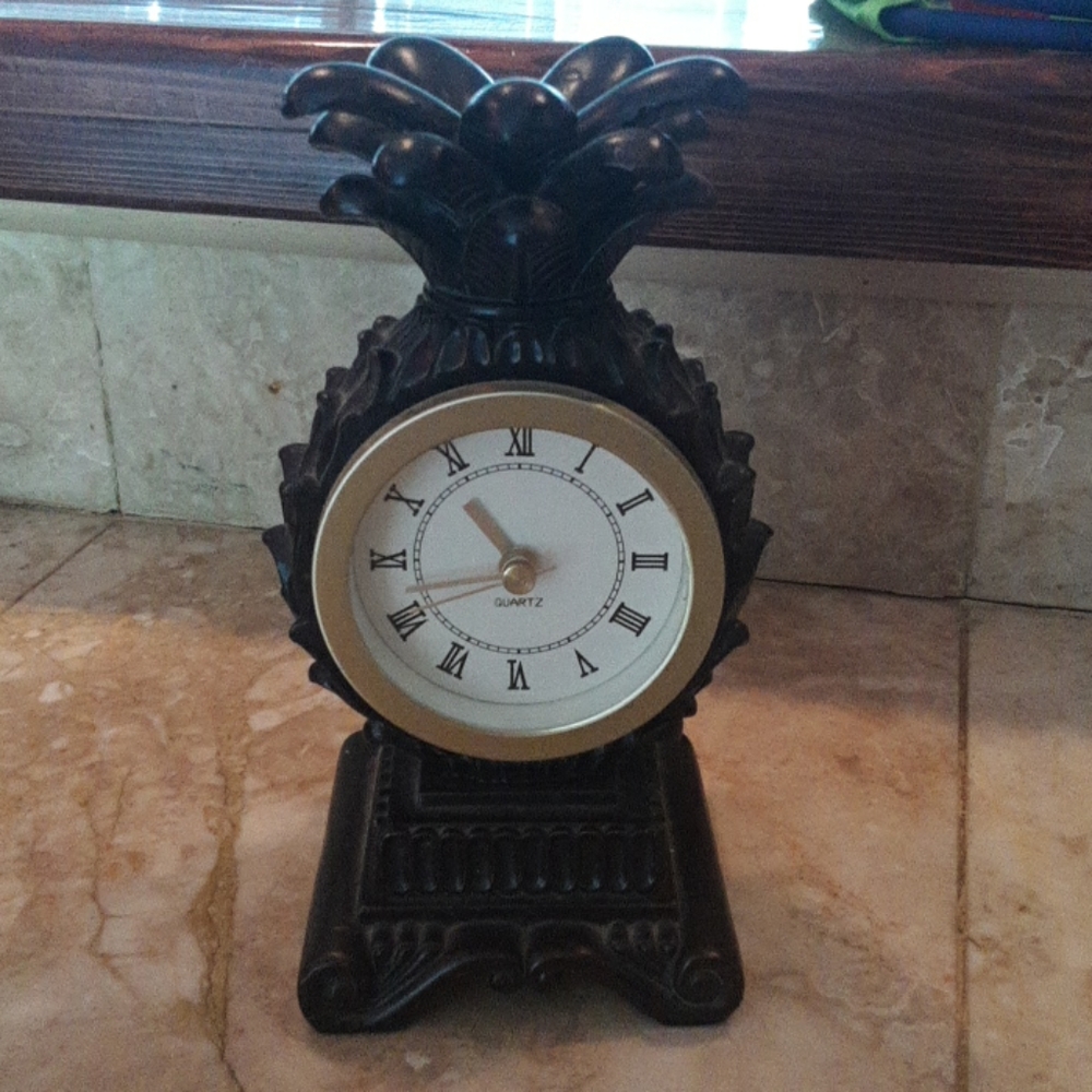 Pineapple clock